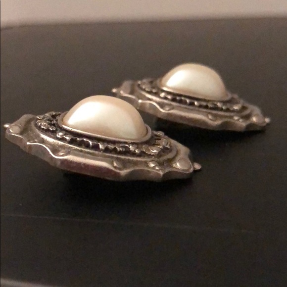 VINTAGE MABE PEARL W/ANTIQUE SILVER TONE CLIPONS - Picture 4 of 8